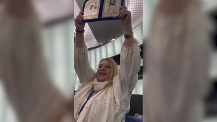 Una eurodiputada rumana es expulsada del Parlamento Europeo y se pone un bozal en la boca
