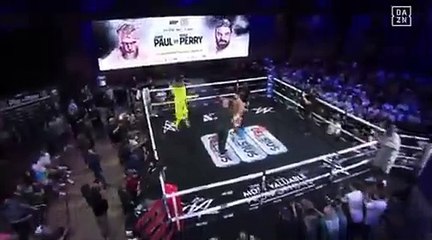 Mike Perry rompe la mascota de Jake Paul en un entrenamiento público 🥊