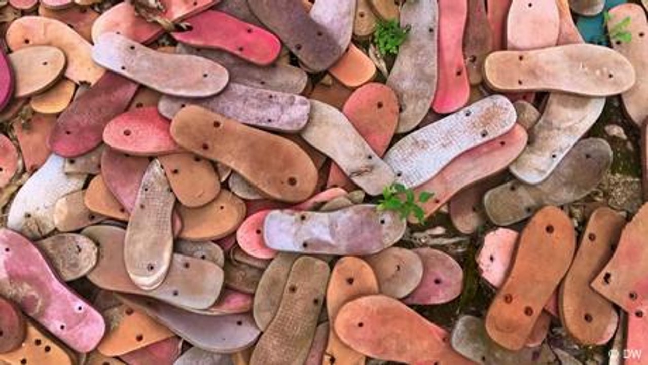 Uganda: Kunst aus alten Plastiksandalen