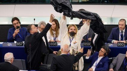 Expulsan a una eurodiputada tras interrumpir el pleno y ponerse un bozal