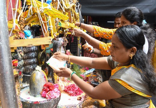 तमिल मास आडी के पहले दिन दुग्धाभिषेक के लिए मंदिरों में भीड़