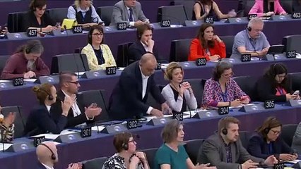 Georg Mayer, eurodiputado ultra austriaco, ataca a la eurodiputada italiana de La Izquierda Illaria Salis.