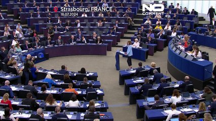 Deputata romena con la museruola cacciata dal Parlamento Ue prima di voto per von der Leyen