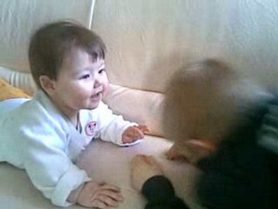 Mathéo fait rire sa soeur