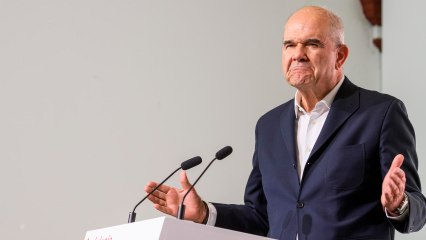VÍDEO | "El Tribunal Constitucional nos ha dado la razón": Chaves reaparece en la sede del PSOE andaluz y admite que pedirá su reingreso