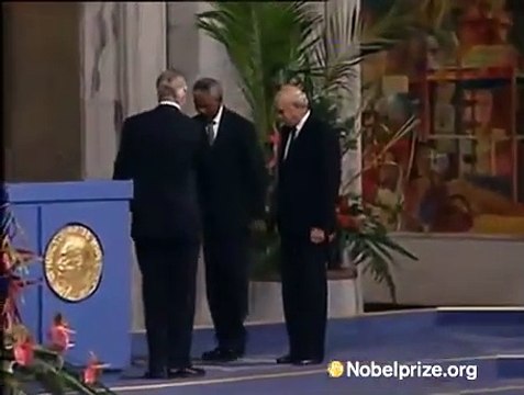 Nelson Mandela y FW de Klerk aceptan el Premio Nobel de la Paz (1993)
