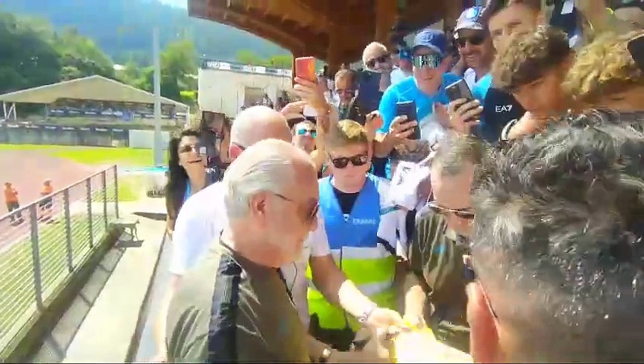 De Laurentiis mantiene la promessa autografi e sorrisi ai tifosi