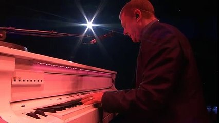 Edith Piaf’s “La vie en rose” (Live) - John Miles Feat. Grace Jones