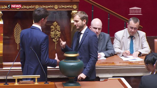 Le député LFI François Piquemal joue à pierre-feuille-ciseaux avec Flavien Termet (RN) au lieu de lui serrer la main