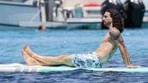 Cucurella disfruta sus vacaciones en alta mar con su familia numerosa