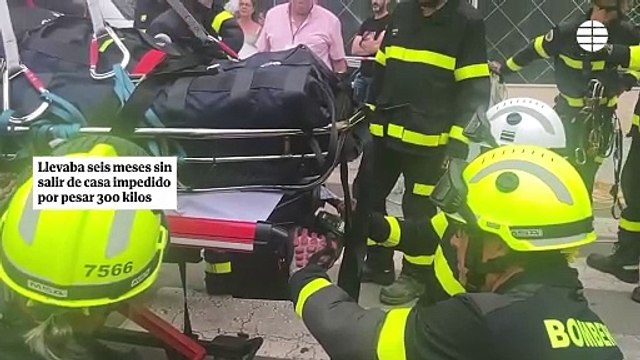 17 bomberos para llevar al hospital al hombre de 300 kilos que llevaba seis meses sin salir de la cama