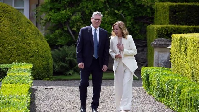 Keir Starmer has a walk and chat with Italian PM Meloni