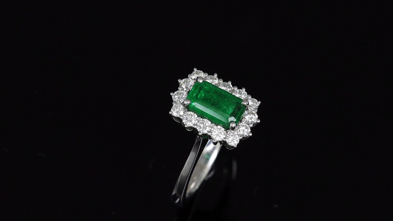 Anello con smeraldo taglio ottagonale della collezione Prestige realizzato dalla Gioielleria Casavola di Noci