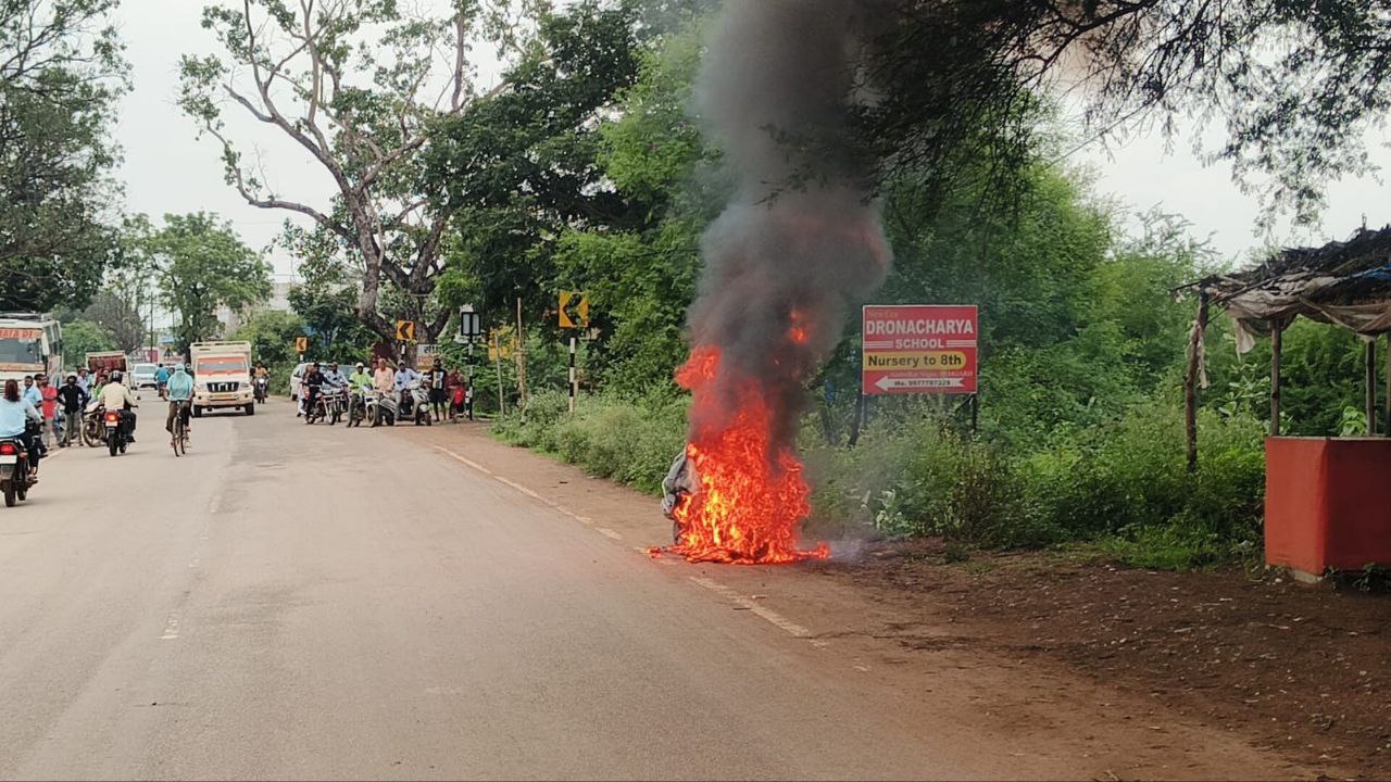 रोड में चलते-चलते अचानक स्कूटी में लग गई आग