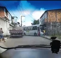 Скачать видео: Ônibus que faz transporte escolar se envolve em colisão em Lauro de Freitas