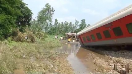 Several injured and five dead after train derails in India
