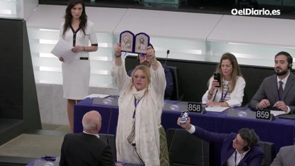 Una eurodiputada ultra, expulsada del Parlamento tras ponerse a gritar con un bozal: “Sáquenla del hemiciclo”