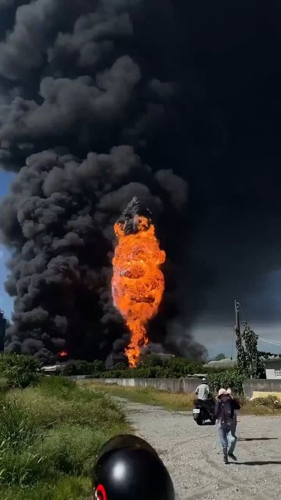 RUPTURE : Une explosion dans une usine de résine de Taiwan envoie une boule de feu dans les airsTous les employés ont été évacués immédiatement, sans qu'aucune victime ne soit signalée.Une enquête sur la cause exacte de l'incendie est en cours.