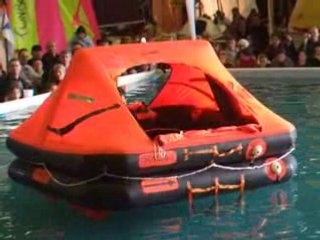 Démonstration d'un radeau de survie Salon nautique