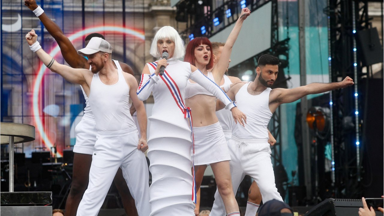 GALA VIDEO - Arielle Dombasle moquée après sa prestation pour les JO de Paris : elle s’en amuse !