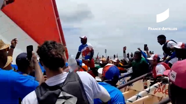 Tour des Yoles : Sara:Autodistribution fête la victoire avec ses supporters