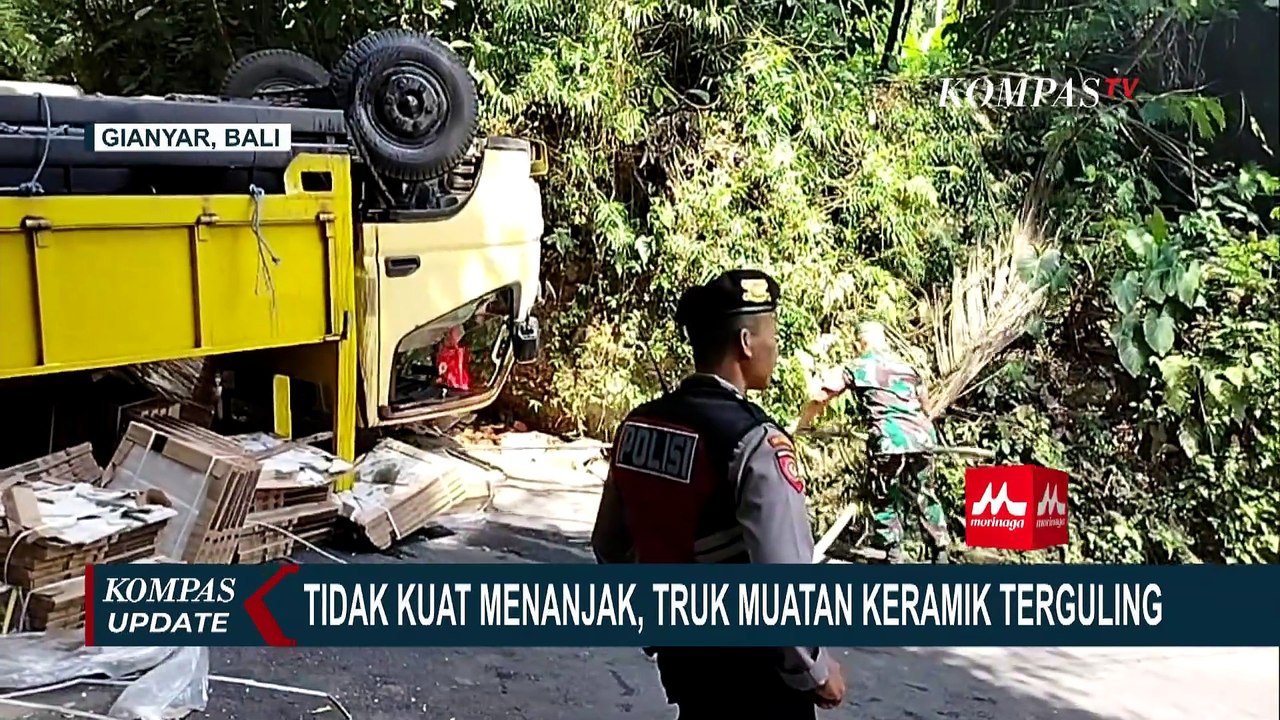 Tak Kuat Menanjak, Truk Muatan Keramik Terguling di Gianyar