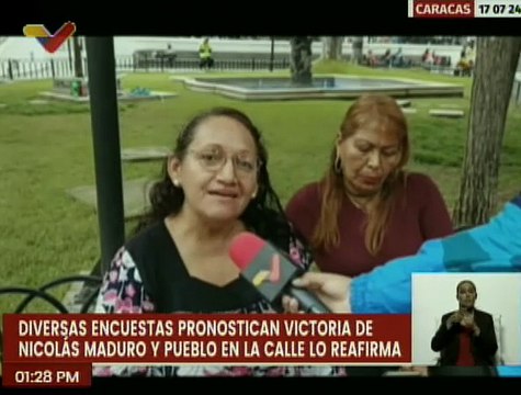 Caraqueños proyectan la victoria del candidato presidencial Nicolás Maduro en próximos comicios