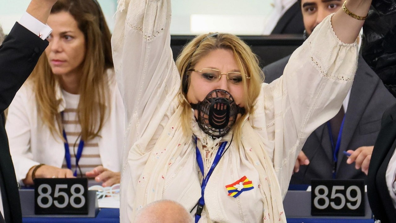 Una eurodiputada rumana es expulsada del pleno del Parlamento Europeo tras interrumpir la sesión