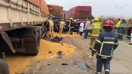 Descargar video: Pai e filha morrem e outras duas ficam feridas em graves colisão entre carretas e carro na BR-163