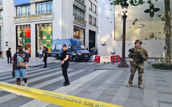 Un policier attaqué au couteau près des Champs-Élysées, l’assaillant abattu