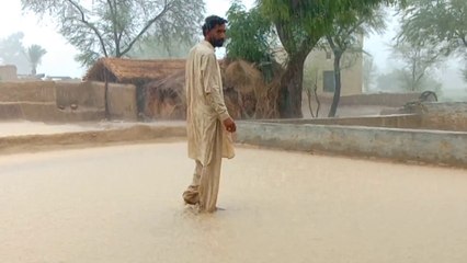 بارش کے موسم کو انجوائے کریں# Cholistani Munda#بارش میں دھاگ کر انجوائے کریں