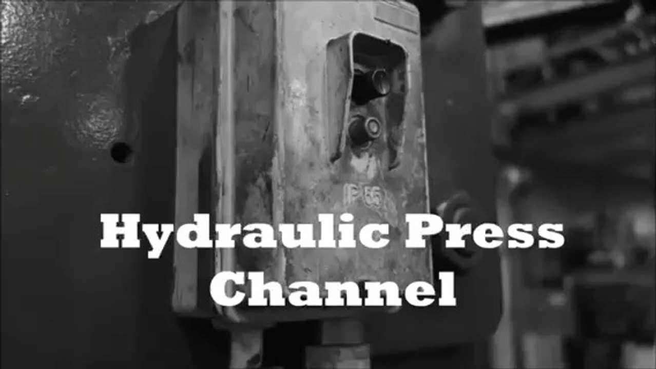 Crushing camera with hydraulic press