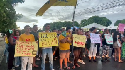 Estudantes protestam contra decisão dos ônibus não entrarem dentro da Ufal