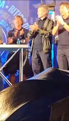 Starace scatenato entrata trionfale sul palco di Dimaro