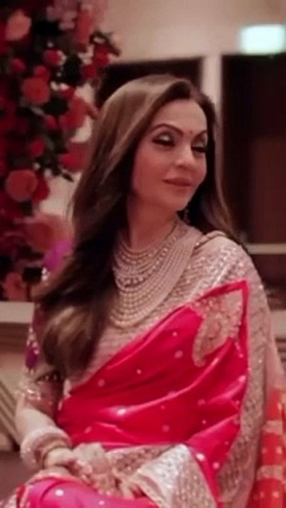 A_pearl_and_diamond_heaven._Nita_Ambani_wears_a_15_strand_necklace_2_of_which_were_diamonds_and_others_were_pearls_with_gradually_increasing_sizes_tow