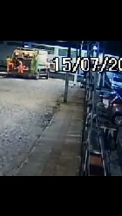 Vídeo mostra momento em que gari é atropelado pela caçamba de lixo