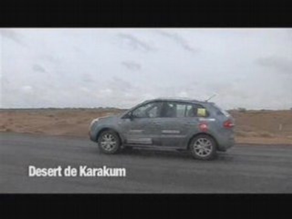 Au bord du cratère de Darvaza