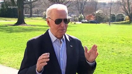 Biden ainda apresenta sintomas 'leves' de Covid-19