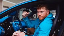 Canelo Álvarez presume lujoso auto que recibió como regalo de cumpleaños