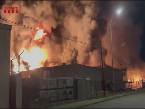 Incendio en cinco naves industriales Polinyà (Barcelona)