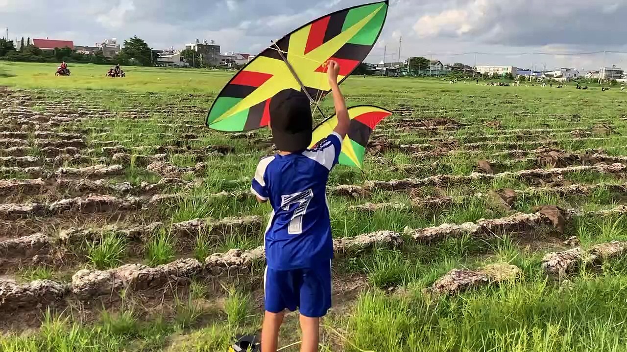 Hai học sinh thả diều sáo cái kết thành đi học quân sự