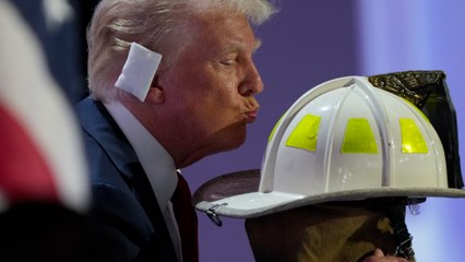Trump relata cómo vivió su intento de asesinato y besa el uniforme del asistente al mitin que falleció por los tiros