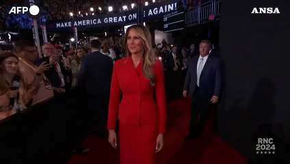 Applausi alla convention repubblicana per l'arrivo di Melania