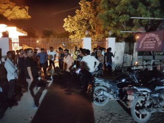 बिजली की भारी कटौती से परेशान लोग, ग्रेड सब स्टेशन पर धरना