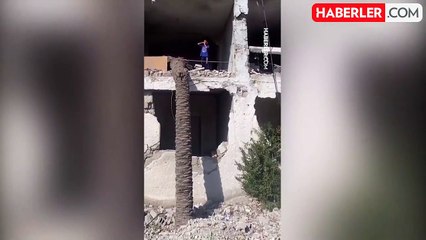 Filistinli çocuk, savaş enkazında ezan okudu