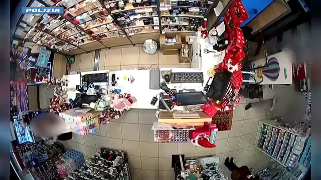 Milano, rapina in farmacia: le immagini delle telecamere di videosorveglianza