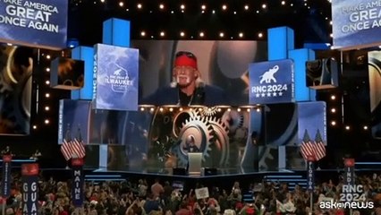 Show di Hulk Hogan alla convention di Trump: si strappa la maglietta