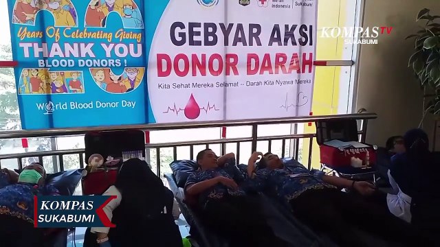 Sejumlah Karyawan Rumah Sakit Lakukan Baksos Donor Darah