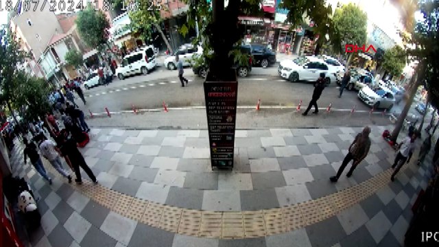 Otomobil, kaldırımdaki yayaların arasına daldı; o anlar kamerada