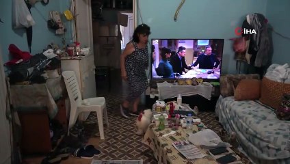 'Beşbeş' adını verdiği horozunu her gün motosikletle gezdirip, salıncakta sallıyor